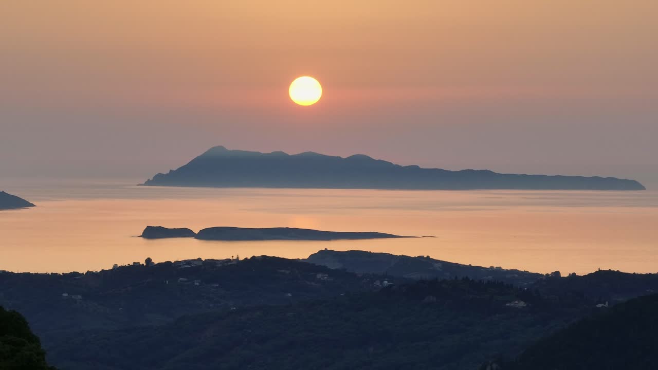 그리스의 코르푸 섬에서 해가 지는 모습, 평온한 이온 해와 오렌지색 하늘