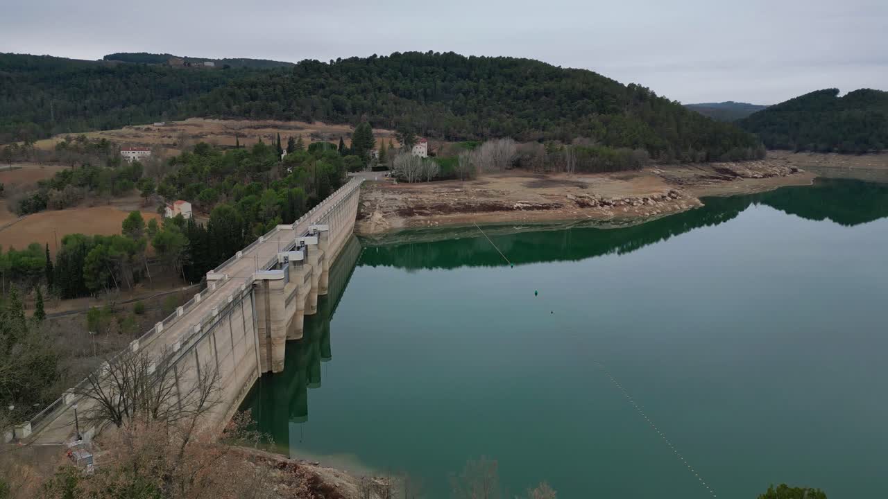 vista tranquila del embalse de san ponce rodeado de colinas boscosas cerca de barcelona