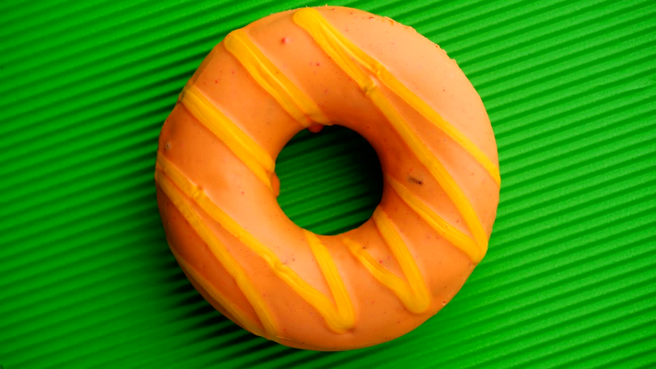 el donut glazado de primer plano.