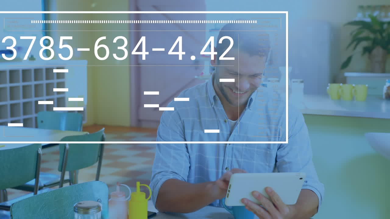 animación del procesamiento de datos sobre un hombre de negocios caucásico que usa una tableta