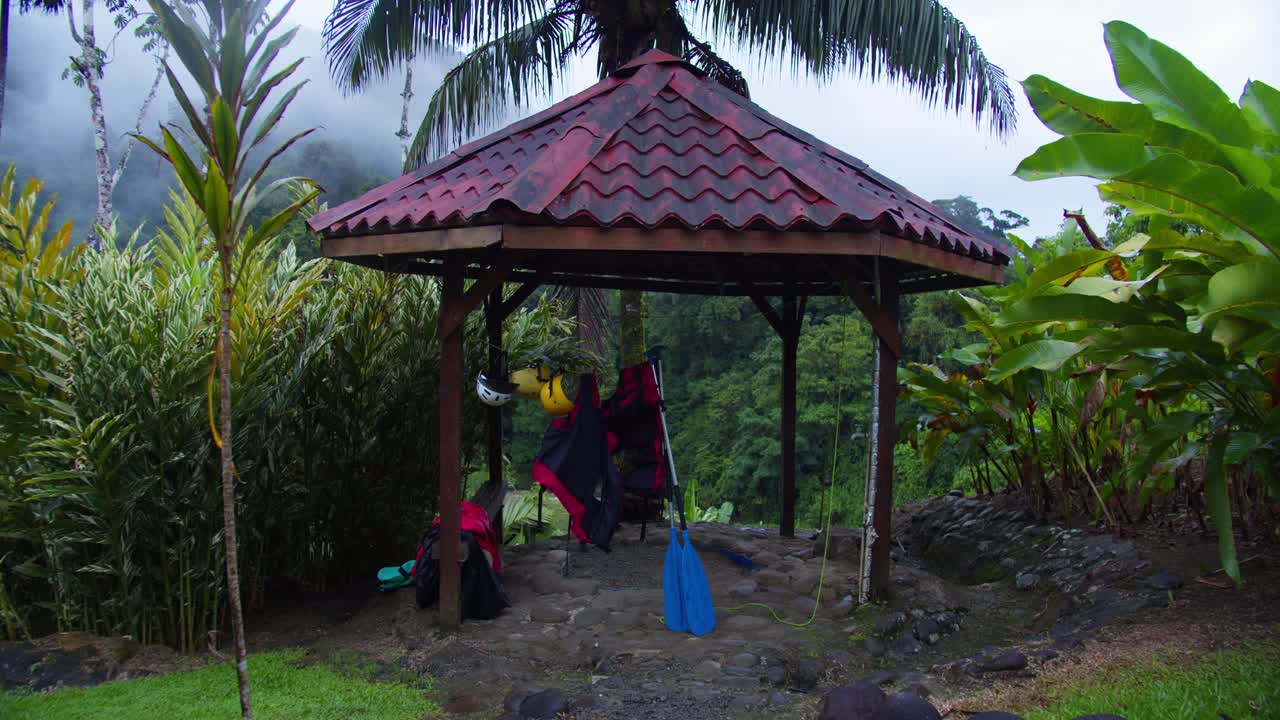 equipo de rafting en costa rica bajo cabaña en river lodge en bosque nuboso
