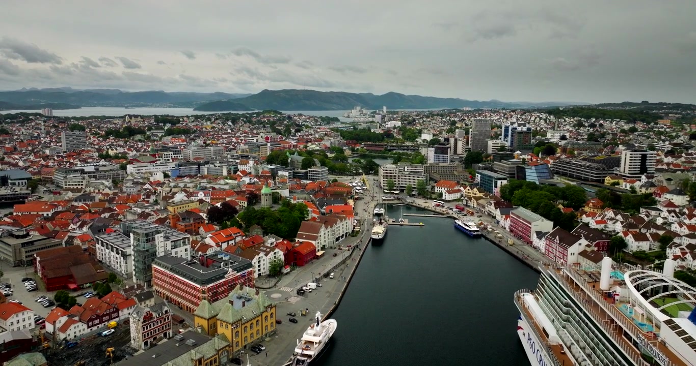 Dronen kaupunkinäkymä Stavangerin historiallisen vanhan kaupunginosan yllä Norjassa.