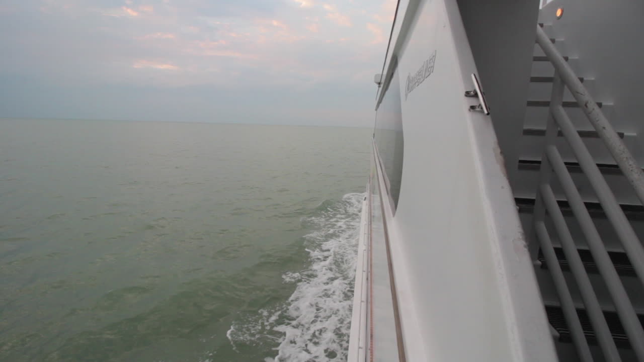 Seitenansicht eines Schiffes, das im Ozean segelt.