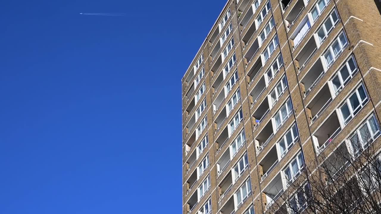 Woonwijkzicht van St Lukes Estate in de buurt van Old Street, dat de stedelijke woningarchitectuur en de gemeenschappelijke sfeer vastlegt op een rustige dag in de stad