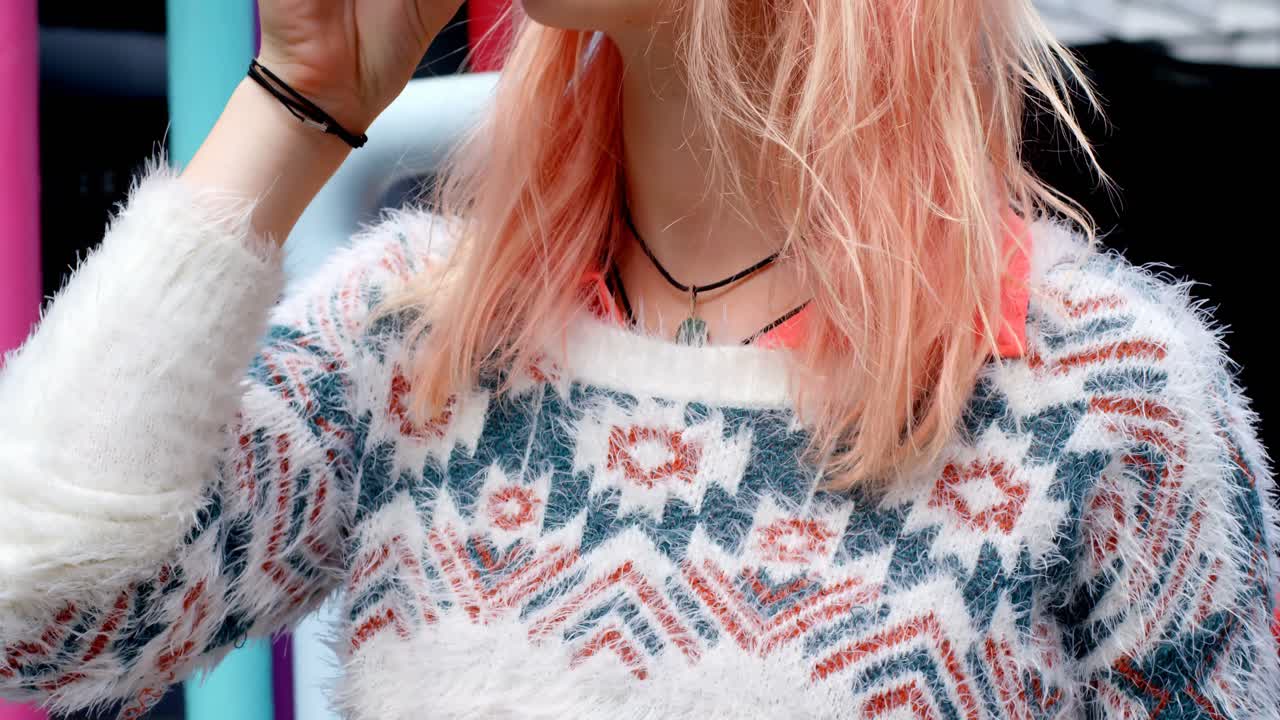 사무실에서 커피를 마시는 여성 임원 4k