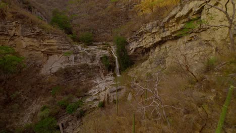 Drohnenaufnahmen-Eines-Wunderschönen-Wasserfalls-Mitten-In-Der-Mexikanischen-Wüste