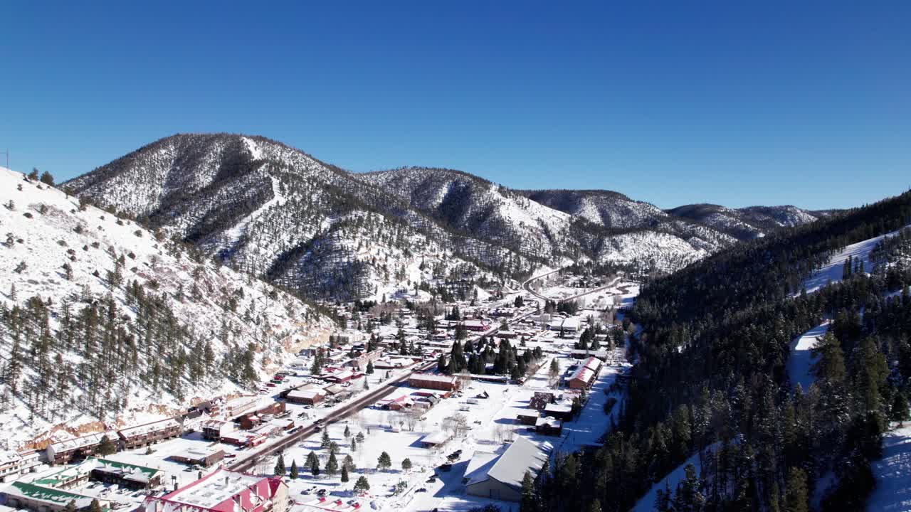 뉴멕시코 북부의 레드 리버의 겨울 공중 드론 보기