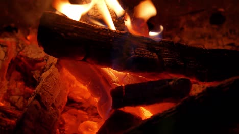 carbón de leña de un fuego ardiente fuego ardiente.