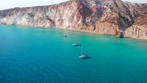 fyriplaka playa aérea primer plano yates drone tiro de la isla griega de milos