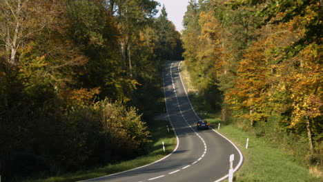 Vehicles-on-the-road-in-autumn