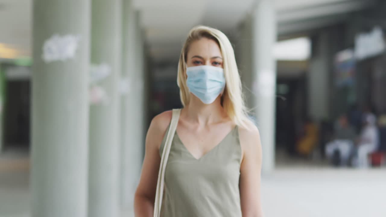 vista frontal de una mujer caucásica con una máscara de coronavirus covid19