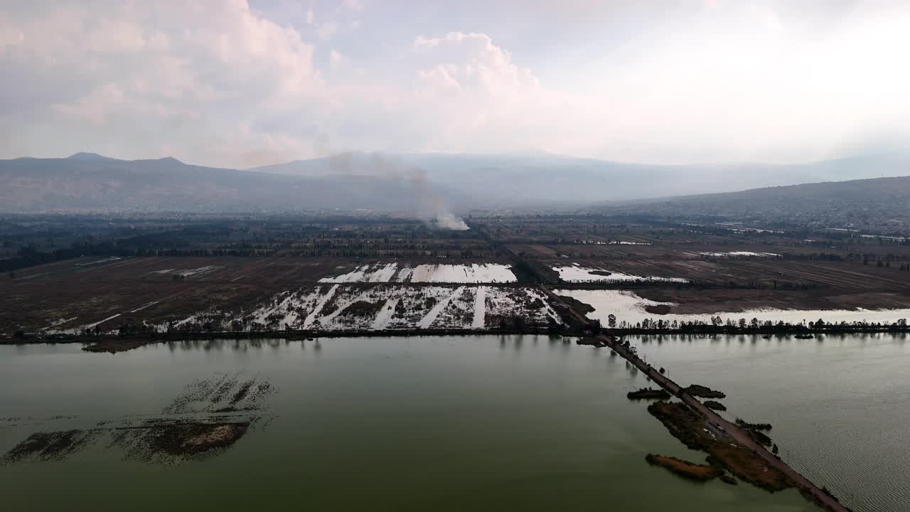 고대 테노치티틀란 호수의 측면 드론 촬영