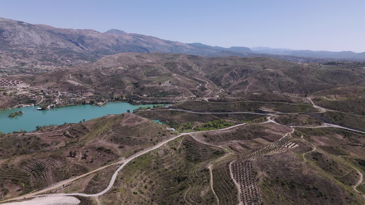 panorama de valles sobre el lago verde en el área de la presa de oymapinar en la provincia de antalya, turquía
