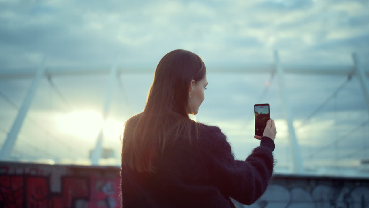 스마트폰으로 셀프 비디오를 찍는 소녀.  ⁇ 드폰으로 비디오 채팅을 하는 여성