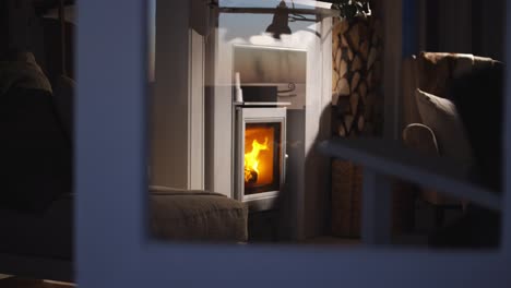 Chimenea-Encendida-A-Través-De-La-Ventana.