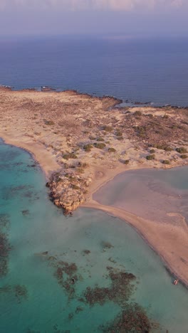vista aérea de una zona costera con istmo arenoso a la luz del sol