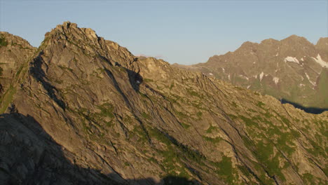 Revelación-De-La-Cordillera-Al-Amanecer-Sombra-Y-Luz