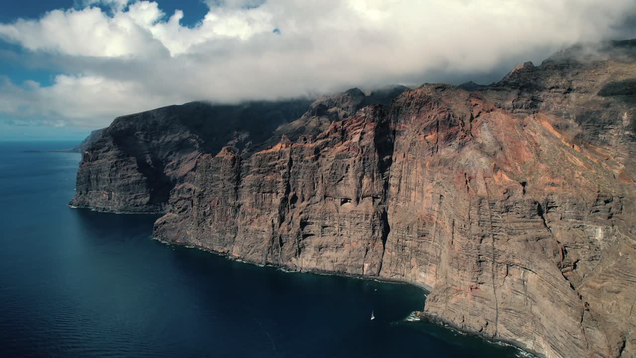 Ripresa con drone delle imponenti scogliere di Los Gigantes, Isole Canarie.