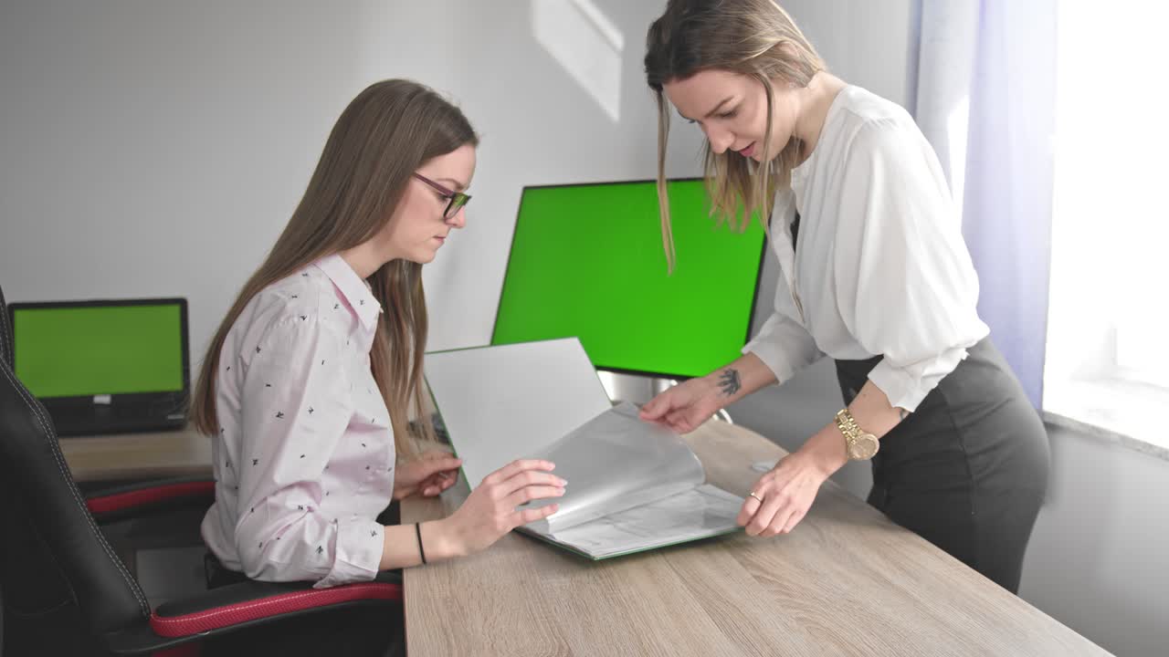 dos mujeres de negocios trabajan en la oficina en casa durante la cuarentena.