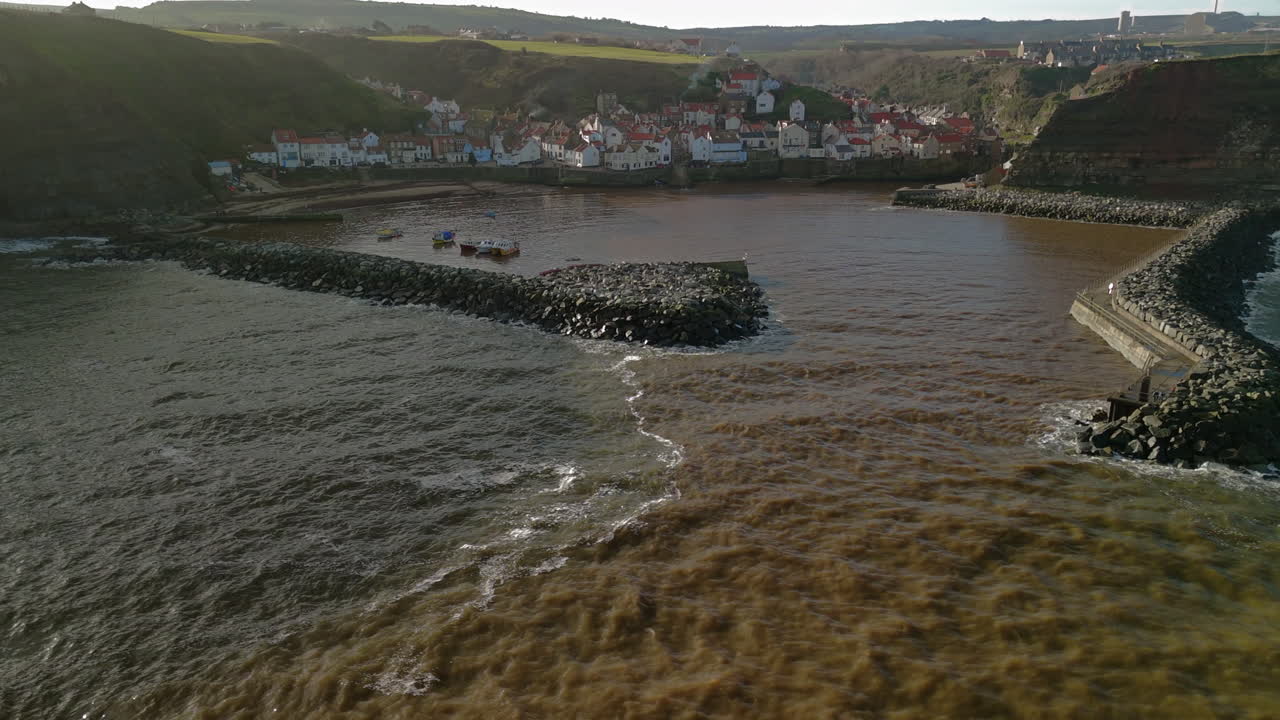 fotografía aérea de amplio ángulo de staithes, pueblo costero del norte de yorkshire, reino unido