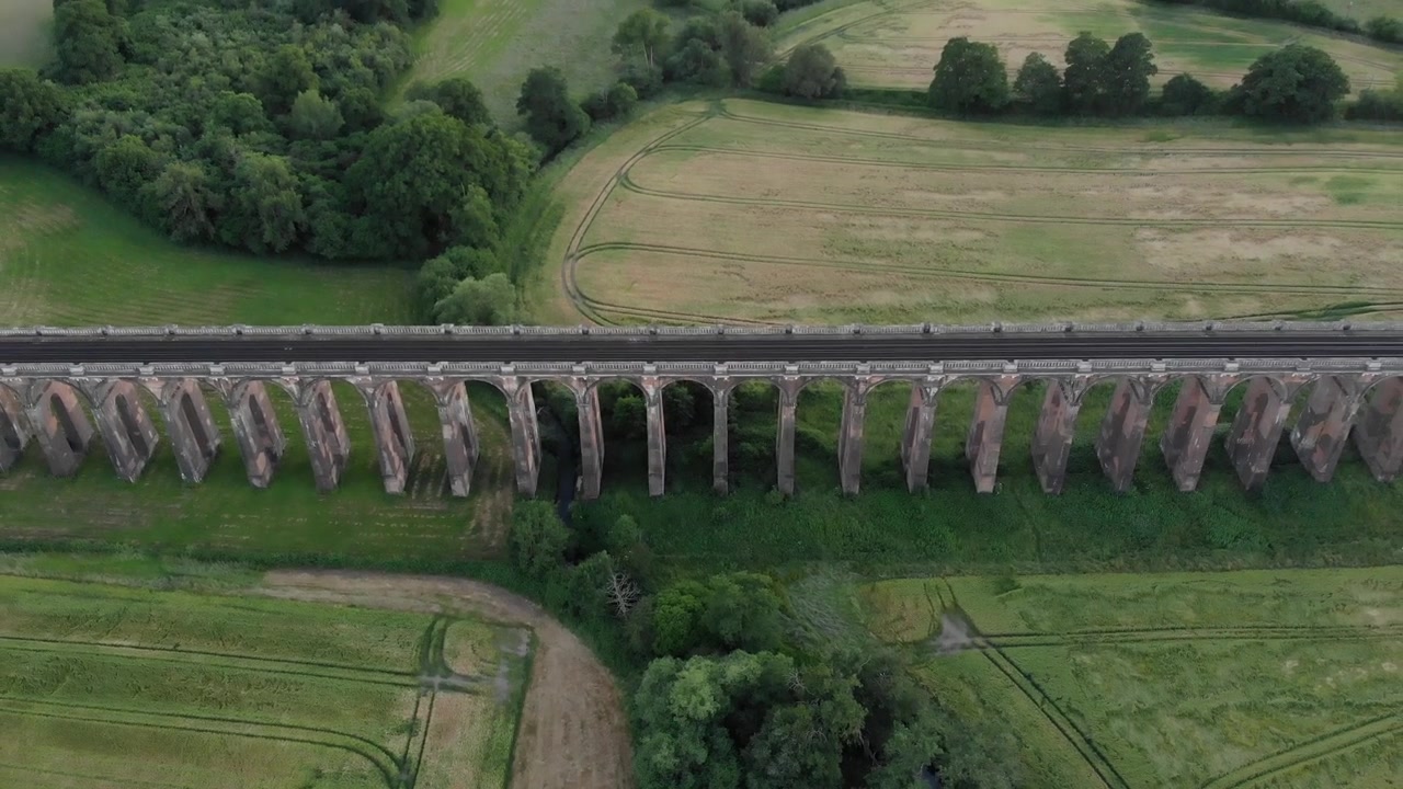Ripresa con drone 4K del Viadotto della Valle dell'Ouse nel Regno Unito.
