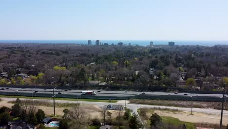 volando hacia el qew con vistas al lago ontario en mississauga