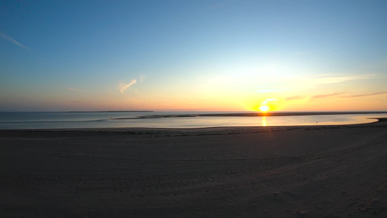drone que muestra las islas del norte de alemania al atardecer junto al mar