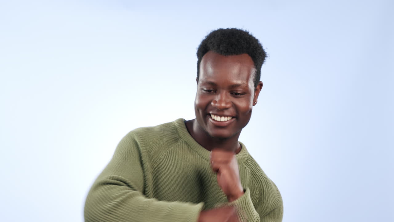 celebración, emocionado y hombre negro bailar en el estudio
