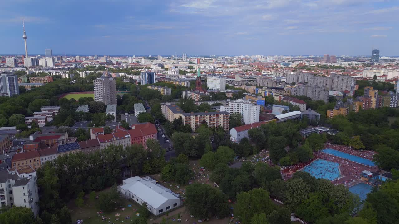 espectacular vista aérea desde arriba vuelo torre de televisión, piscina pública prinzenbad, ciudad berlin alemania día de verano 2023