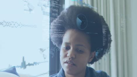 animación de mapas, ondas sonoras, radares y lenguaje informático, mujer afroamericana bebiendo café