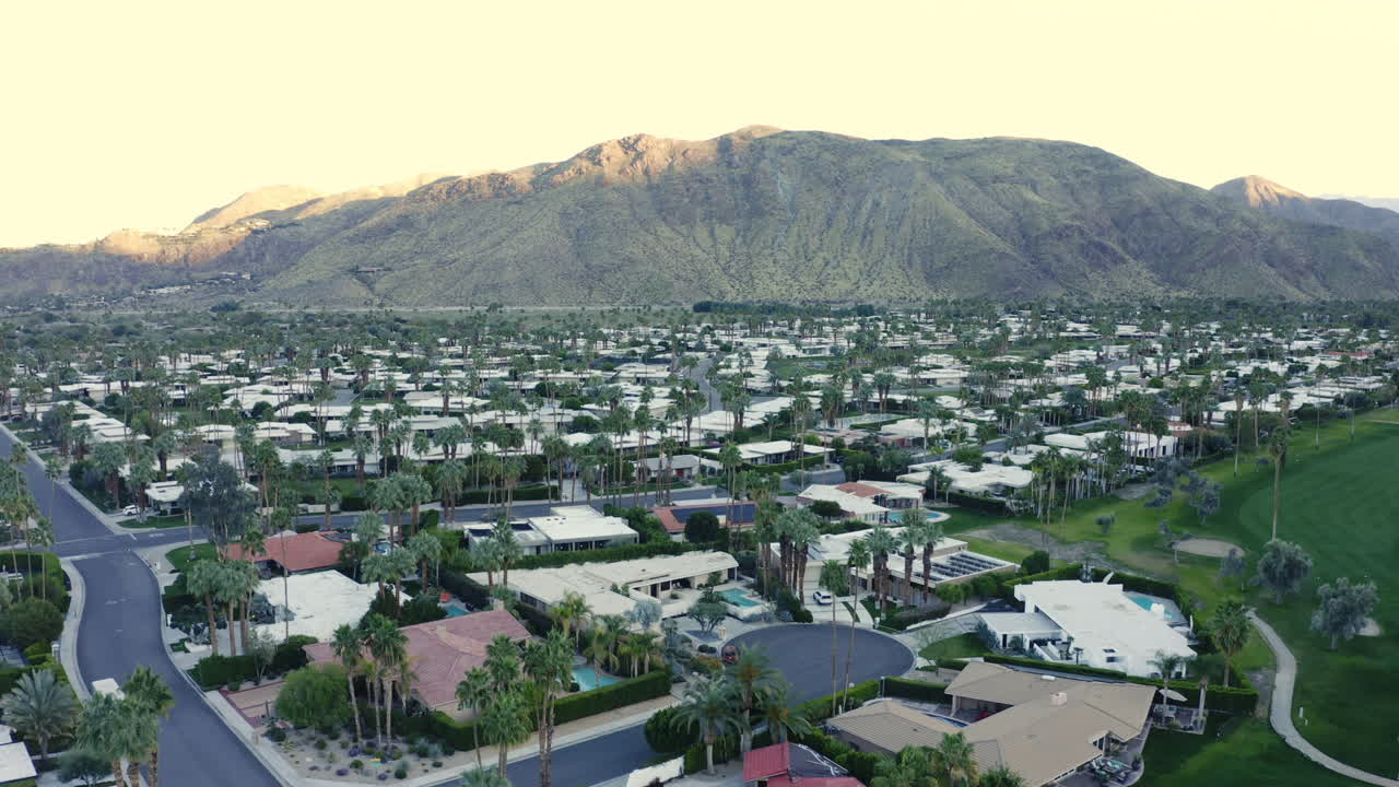 맑은 하늘 아래 여름날 뒤쪽에 녹지와 산이 있는 무수한 아파트의 조감도