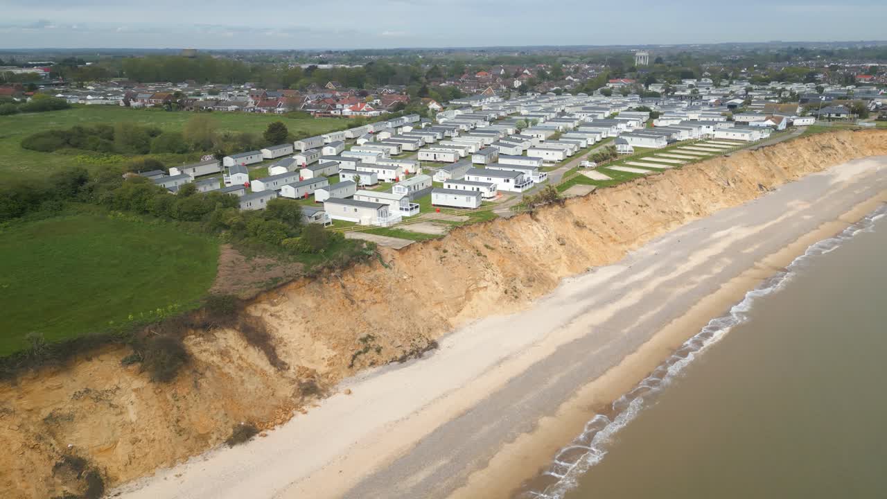 una foto de la playa de pakefield con el paisaje urbano en el fondo en suffolk, inglaterra