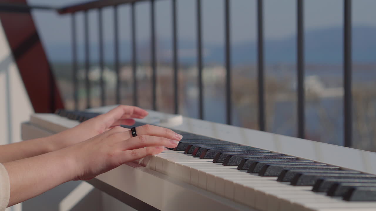 persona tocando el piano en el balcón con vista