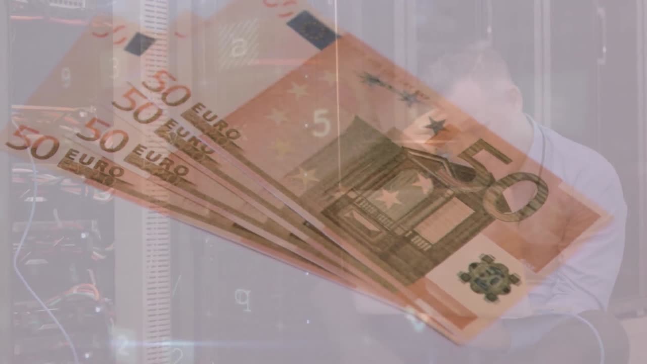 анимация обработки данных над кавказским человеком с помощью ноутбука и банкнот