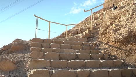 ruta de senderismo en la escalera de los escalones de la montaña de israel