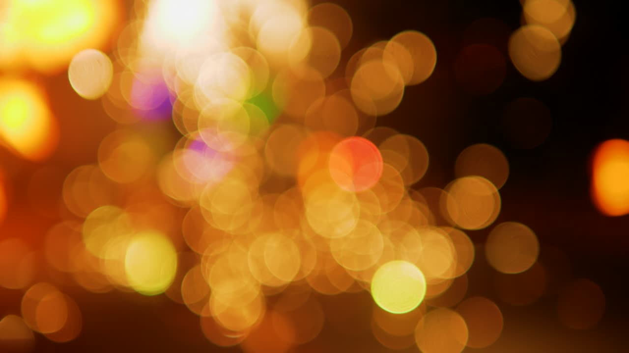 las bombillas parpadeantes en un fondo borroso, el fondo festivo encaje bokeh espacio de copia. parpadeante o chispas en un fondoborroso