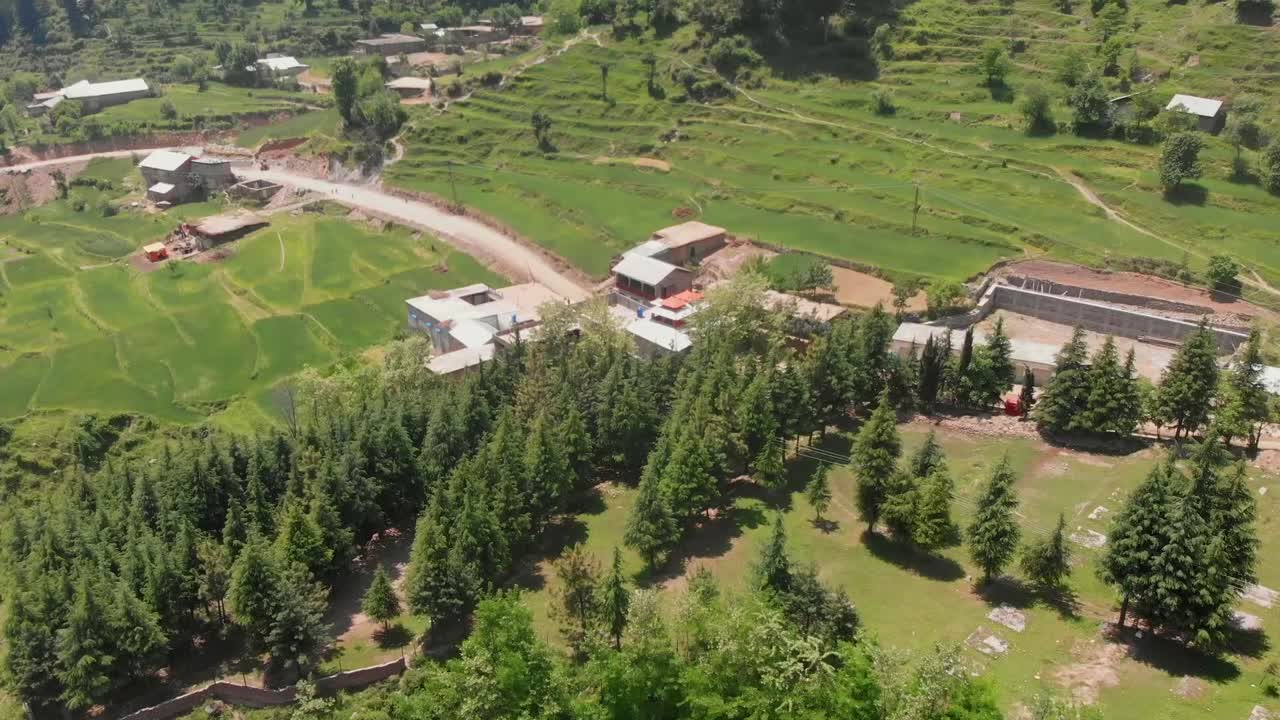 antena sobre paisaje verde con edificios en gabin jabba en pakistán