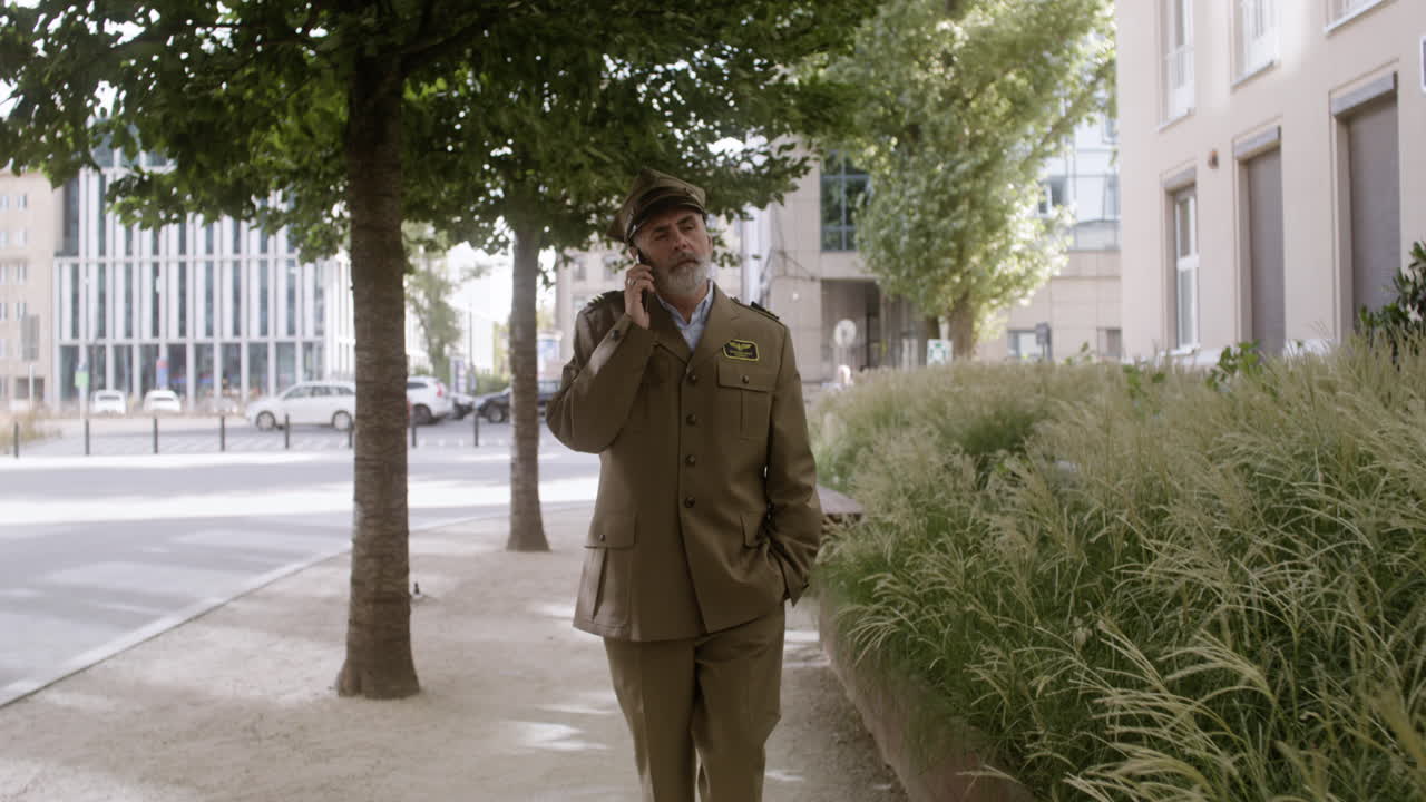 человек, гуляющий на открытом воздухе.