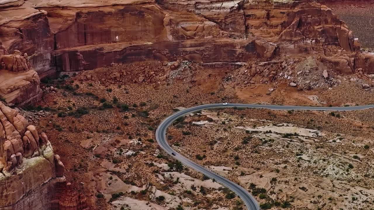 Strada tortuosa attraverso la Moab Valley dello Utah che mostra formazioni rocciose rosse