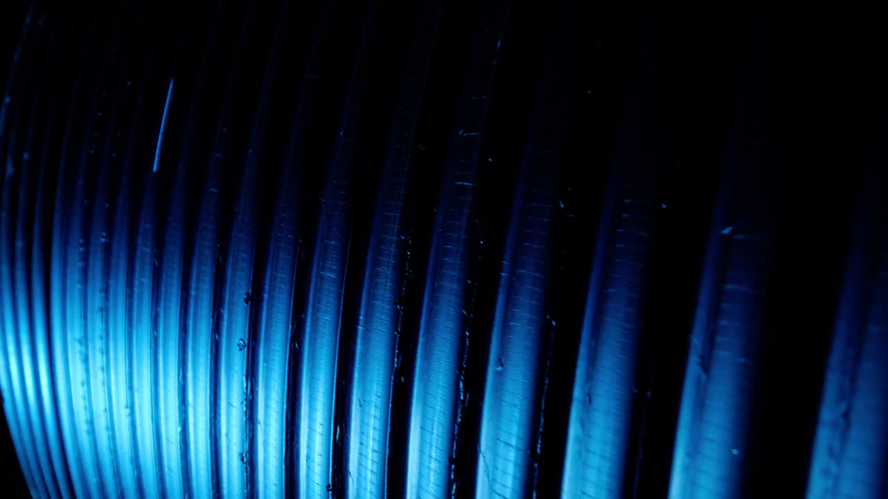 el relieve de la pared del barril está débilmente iluminado.