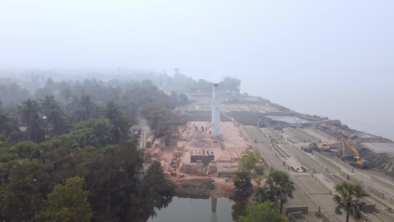 la industria del ladrillo se desarrolló alrededor del suelo aluvial a lo largo del río ganga