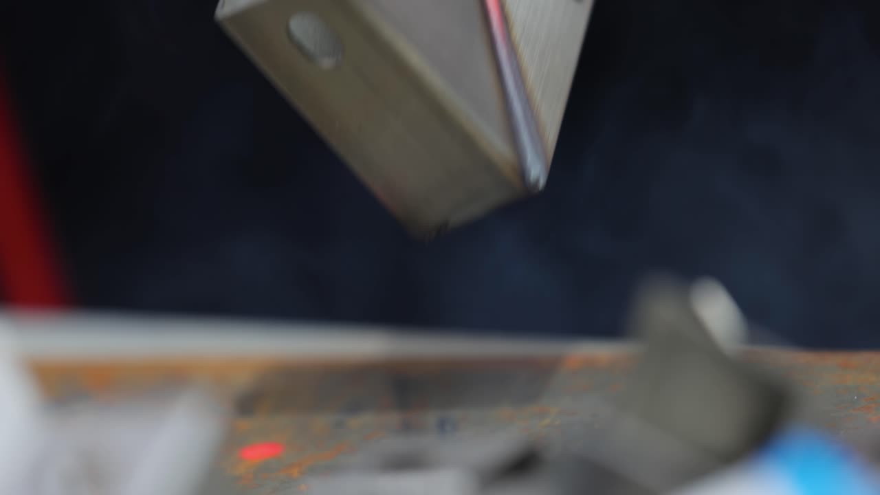 máquina de soldadura láser con pistola de mano. la soldadura láser se muestra en primer plano.