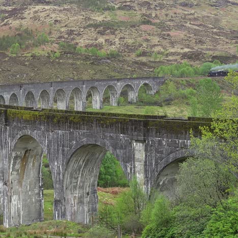 Ein-Dampfzug-Fährt-über-Das-Glenfinnan-Viadukt-In-Schottland