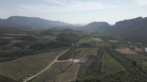 Luftflug-Zu-Einer-Einzelnen-Windmühle-Im-Grünen-Französischen-Tal-Der-Weinberge