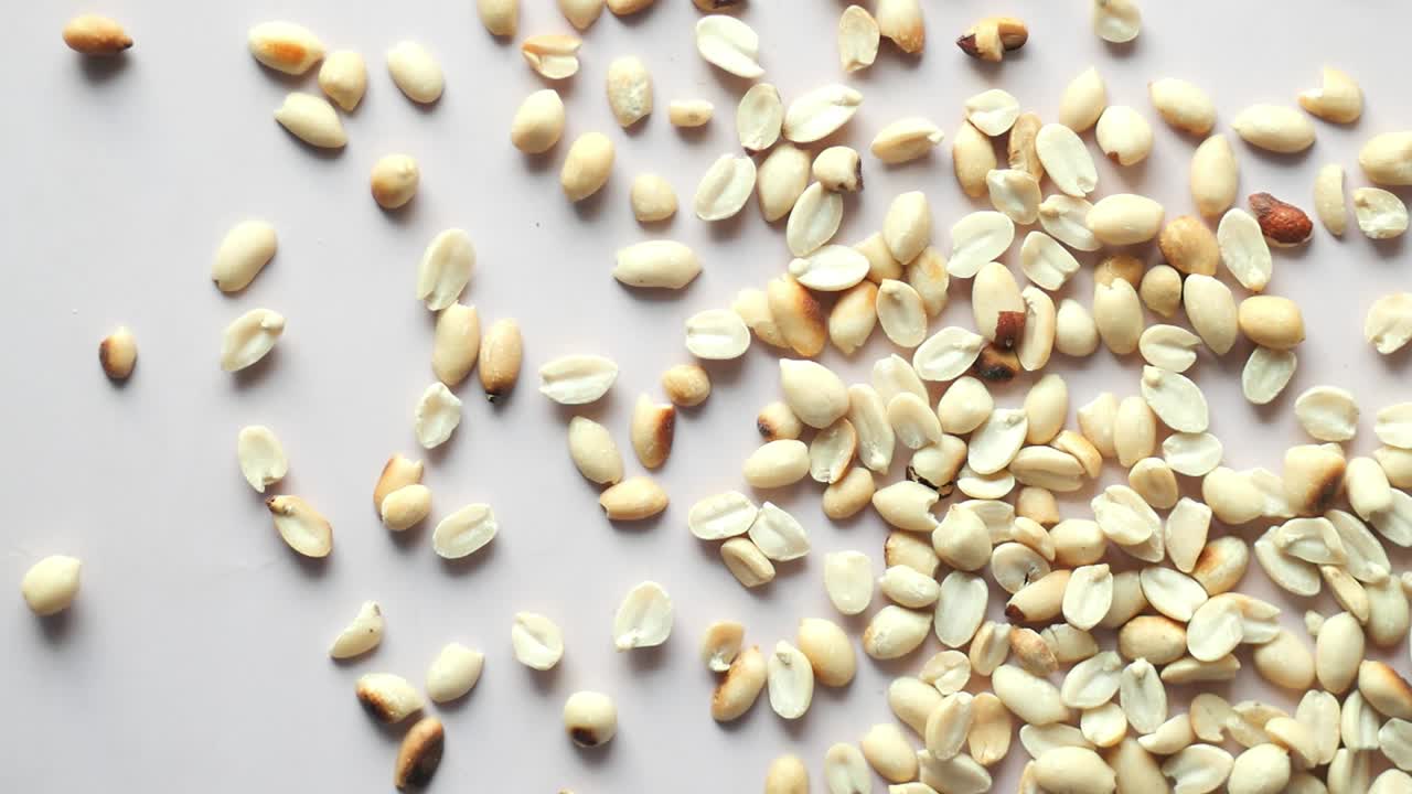 연한 분홍색 표면에 구운 땅콩