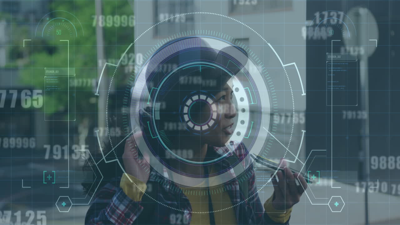 анимация круглого сканера и смены номеров над азиатской женщиной, разговаривающей на смартфоне на улице