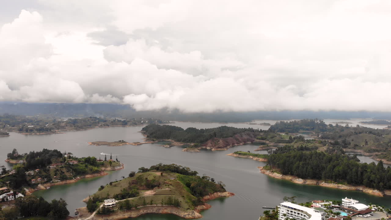 구름이 많은 날 과타페 에 있는 섬 여행 목적지 의 공중 전망, 공개  ⁇