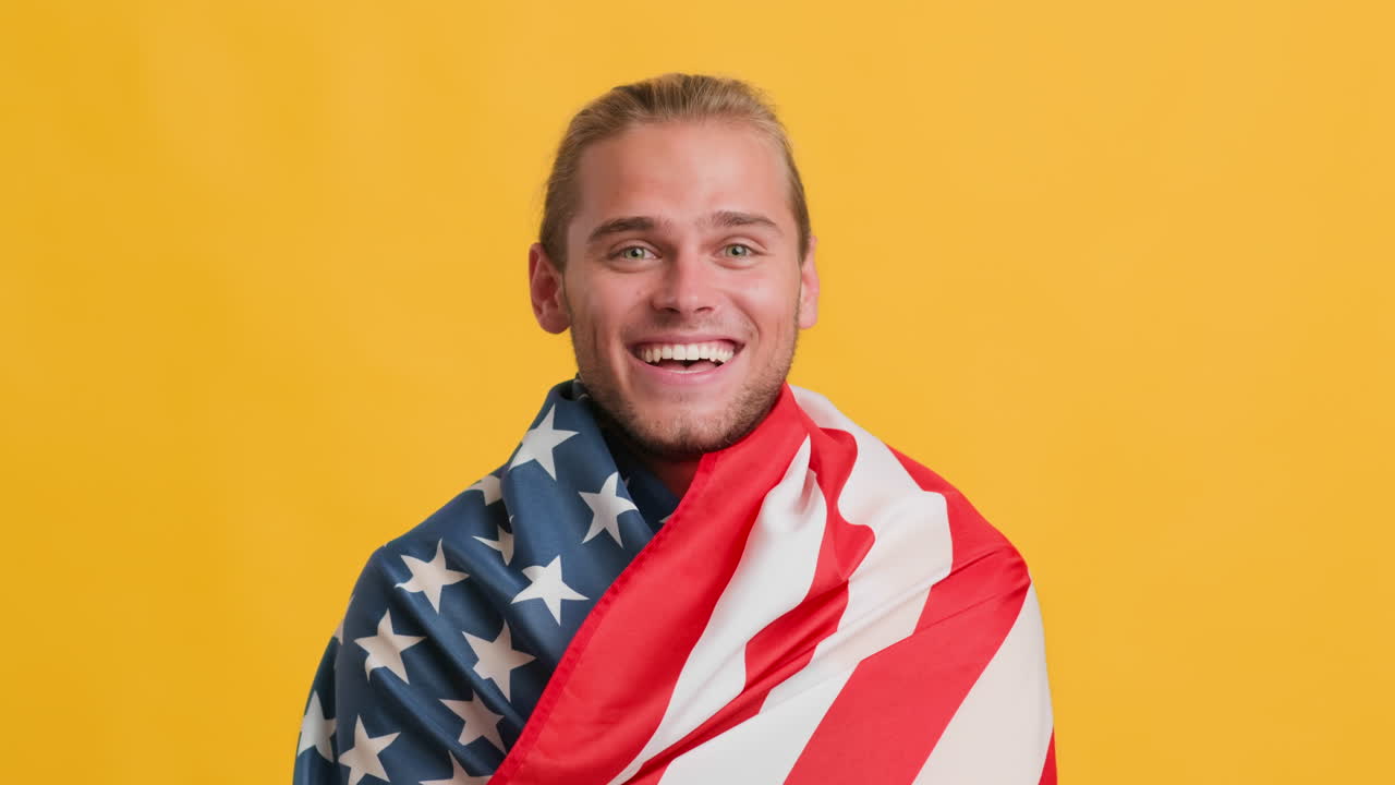 hombre con bandera estadounidense
