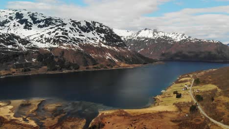 Increíbles-Imágenes-De-Drones-De-Un-Hermoso-Valle-Con-Montañas-Nevadas-Durante-La-Primavera