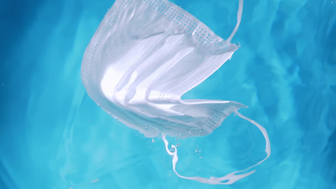 covid-19 위기 동안 물 표면의 수질 오염에 대한 의료 보호 마스크는 물 표면에서 천천히 표류합니다.